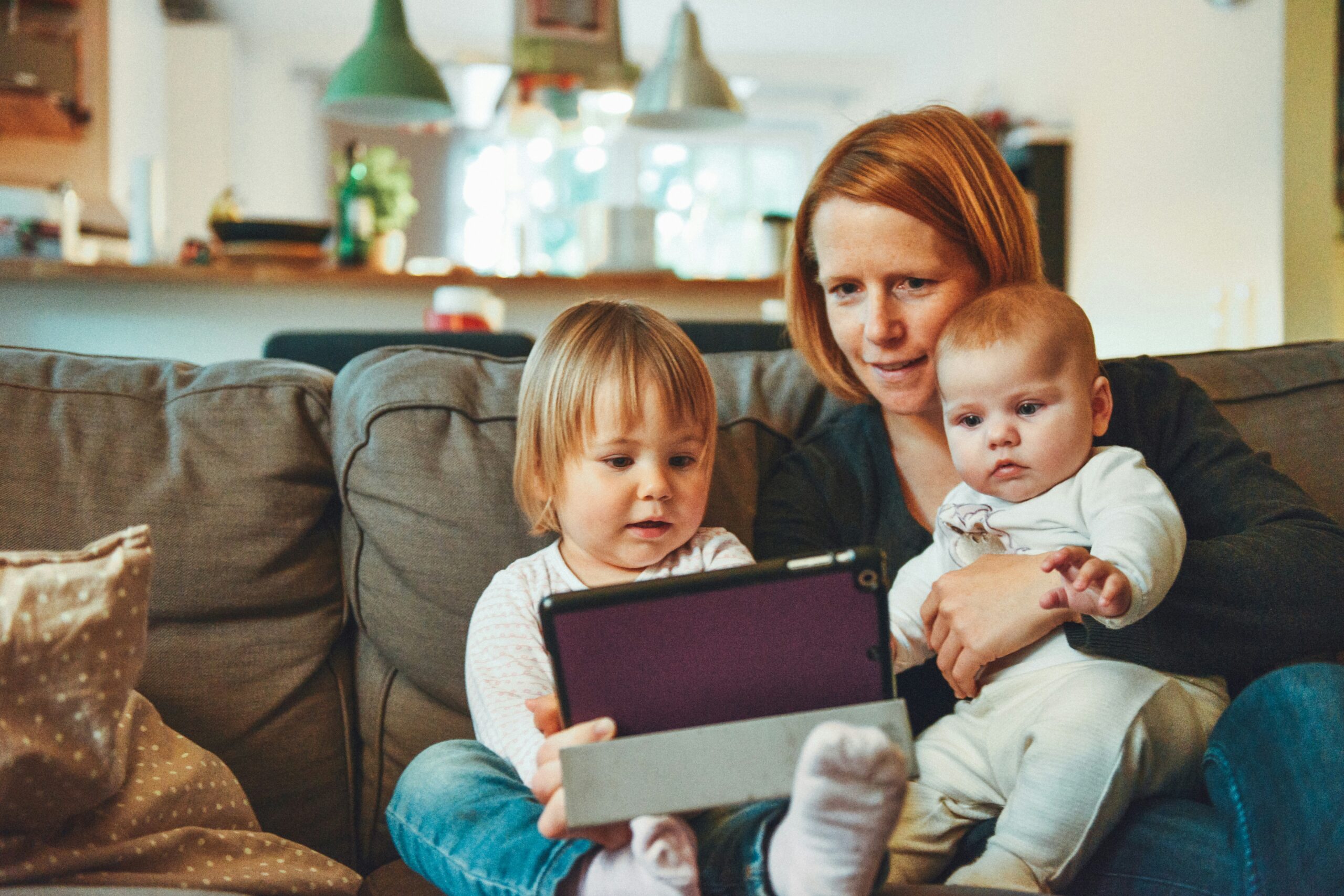 Maman regardant les écrans avec ses deux enfants