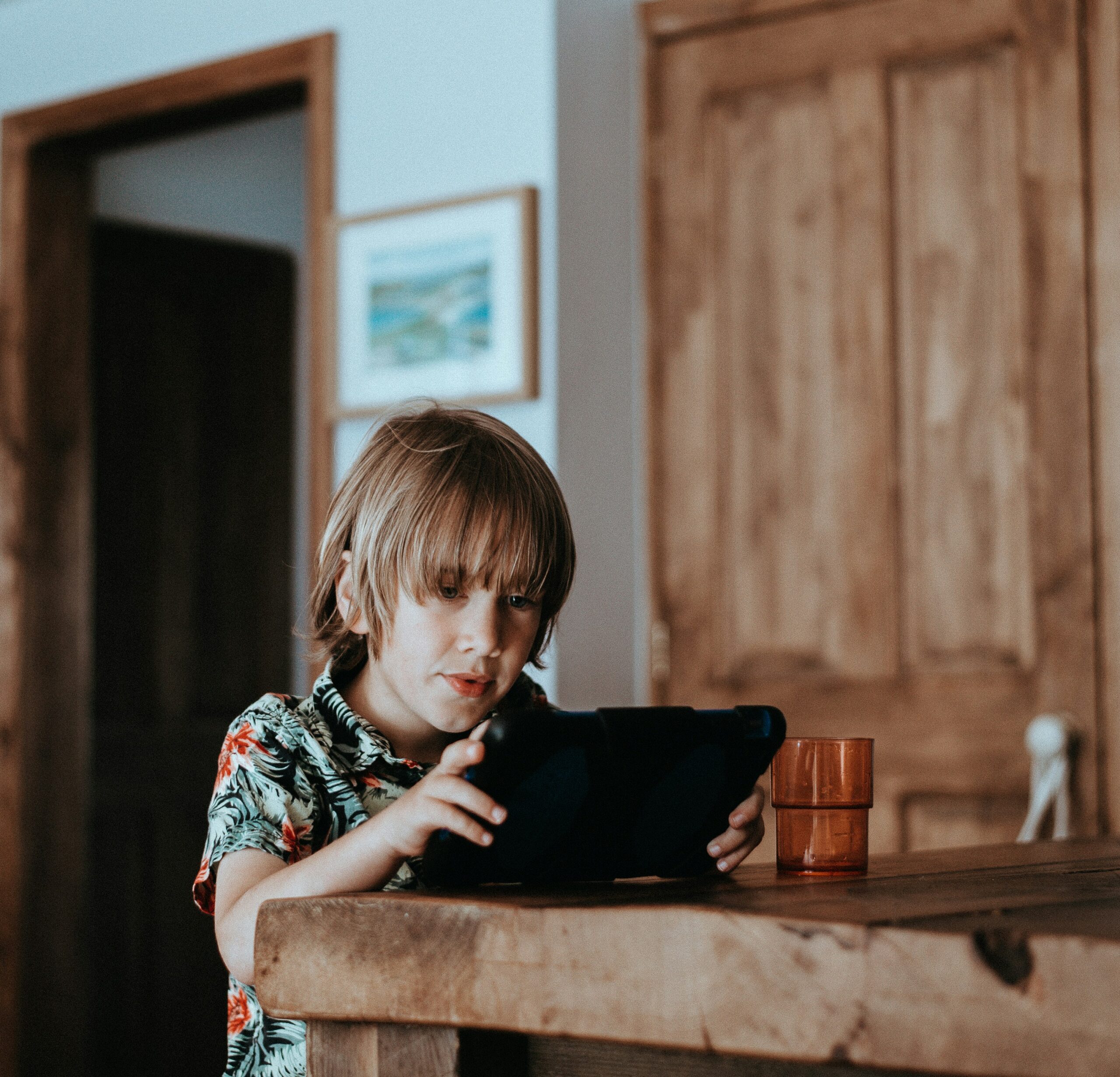 Un petit sous l'emprise des écrans, en l'occurence la tablette ici