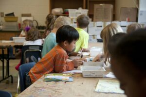 Enfants pratiquant une activité sans écrans