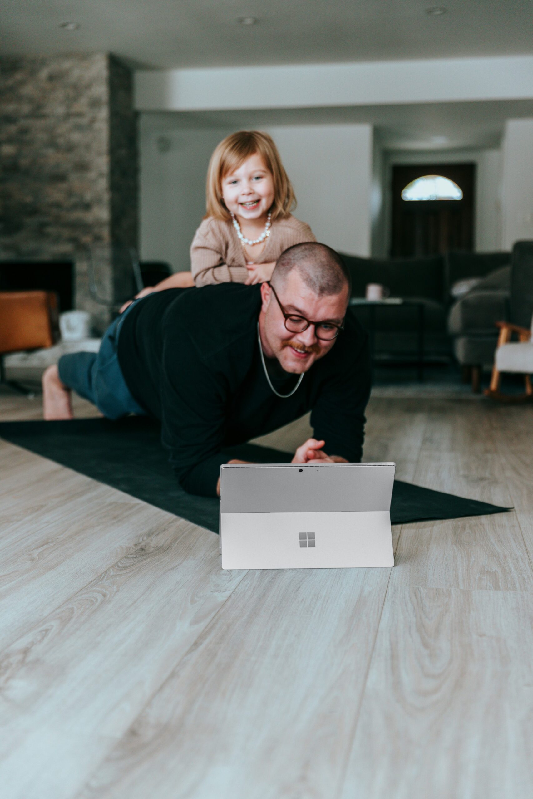 papa et sa fille jouant ensemble avec des écrans